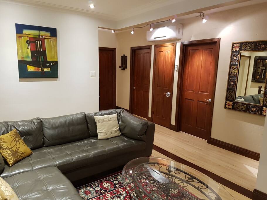 Salon principal avec vue des chambre