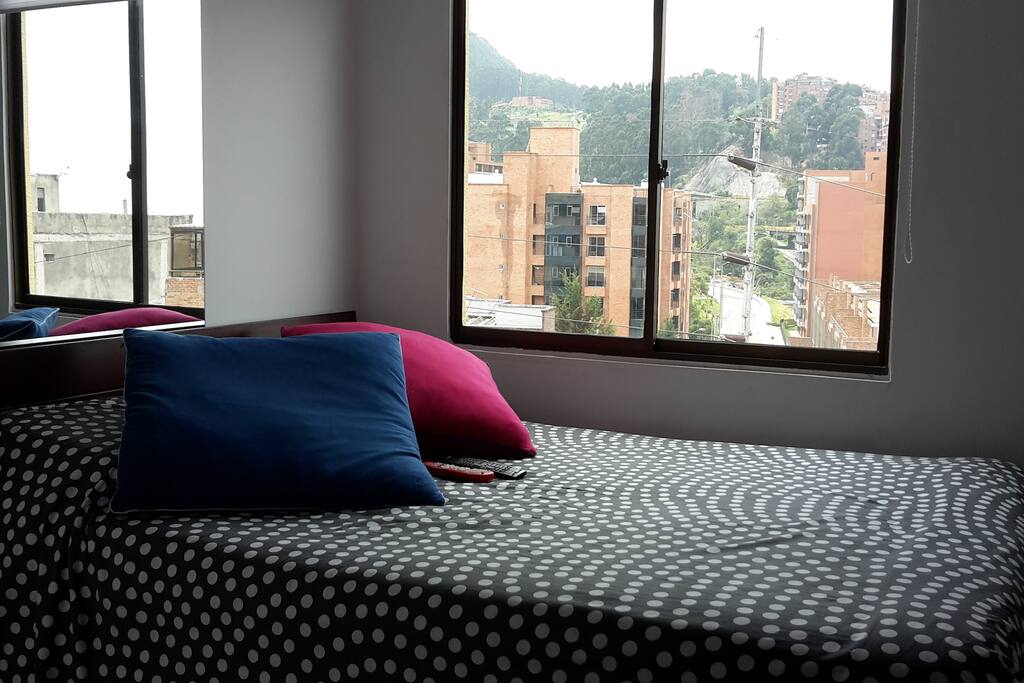 Buena iluminación, cama doble