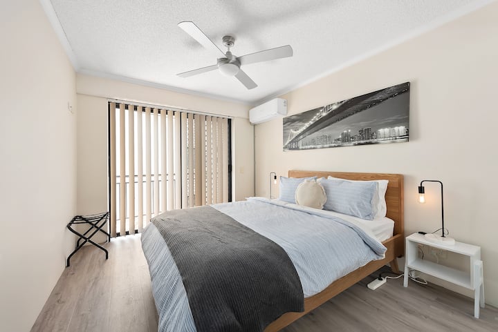 Habitación principal con balcón y aire acondicionado.