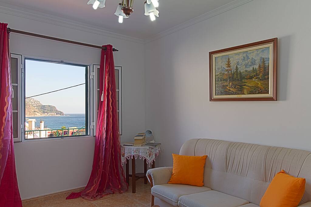 Sala de estar, com vista para exterior