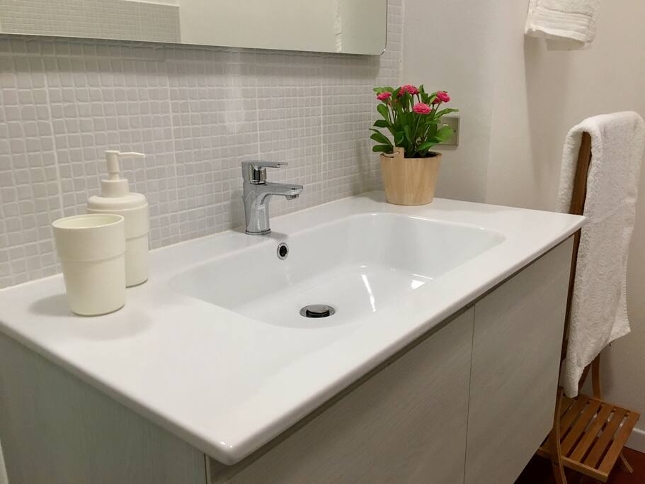 Primo bagno previsto di doccia, wc e lavandino