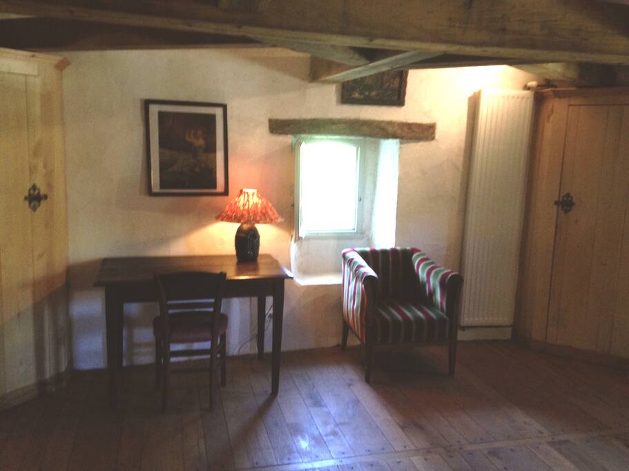 chambre avec bureau et penderies