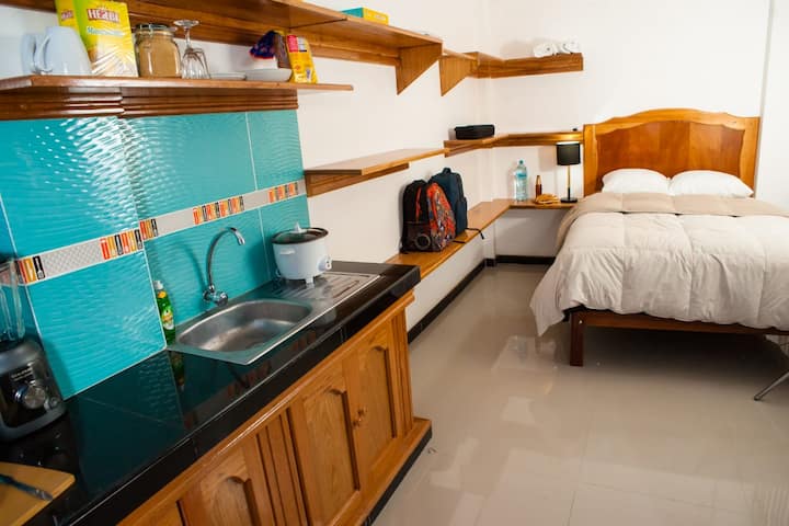 El departamento se encuentra en el 8vo piso, tiene unos ventanales donde te permite apreciar el lago Titicaca, la salida del sol, el atardecer, vista panorámica de la ciudad  de Puno, ingresa sol al apartamento que muy apreciado por los viajeros.