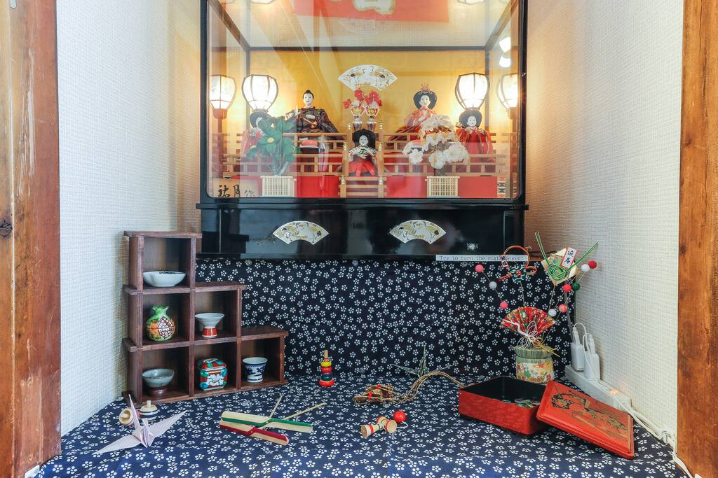 Japanese tradissional dolls.
This dolls name is "Ohinasama".
Cerebration for girls.
