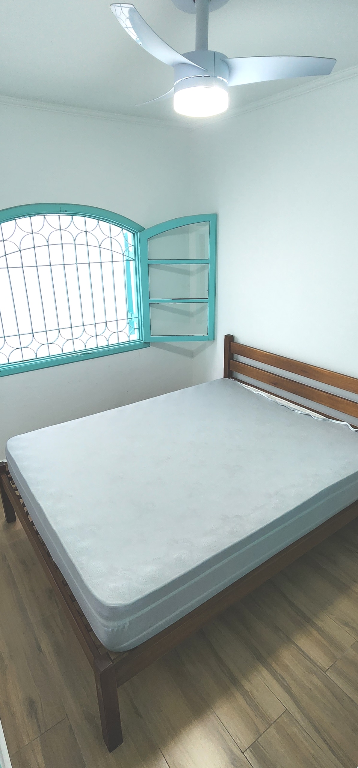 Interiér hlavnej rezidencie na internáte 02 s 1 manželskou posteľou a  kapacitou až pre 2 osoby. So stropným ventilátorom a šatníkom. 