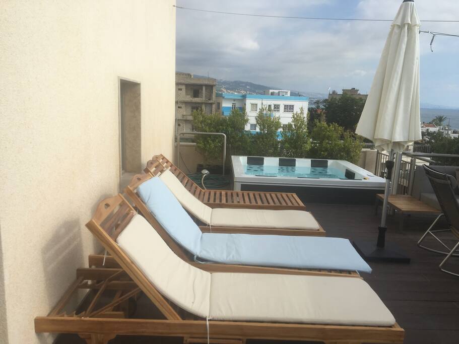Sunbathing and jacuzzi at the roof terrace