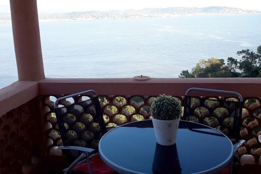 Le balcon avec vue panoramique sur la baie de Cannes