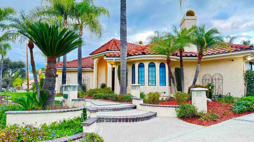 Luxury home with pool & Jacuzzi gallery image 5