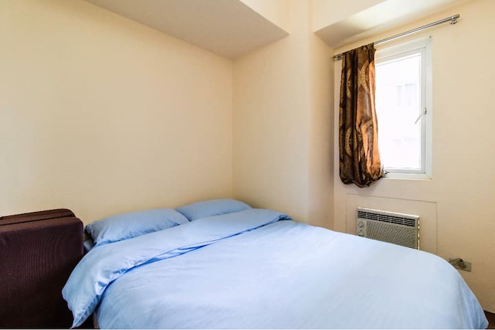 ห้องนอน #2 พร้อมเตียงคู่พร้อมเครื่องปรับอากาศ และเตียงโซฟาเดี่ยวเสริม พร้อมผ้าปูที่นอนและผ้านวมขนาด 400 เส้นด้าย 