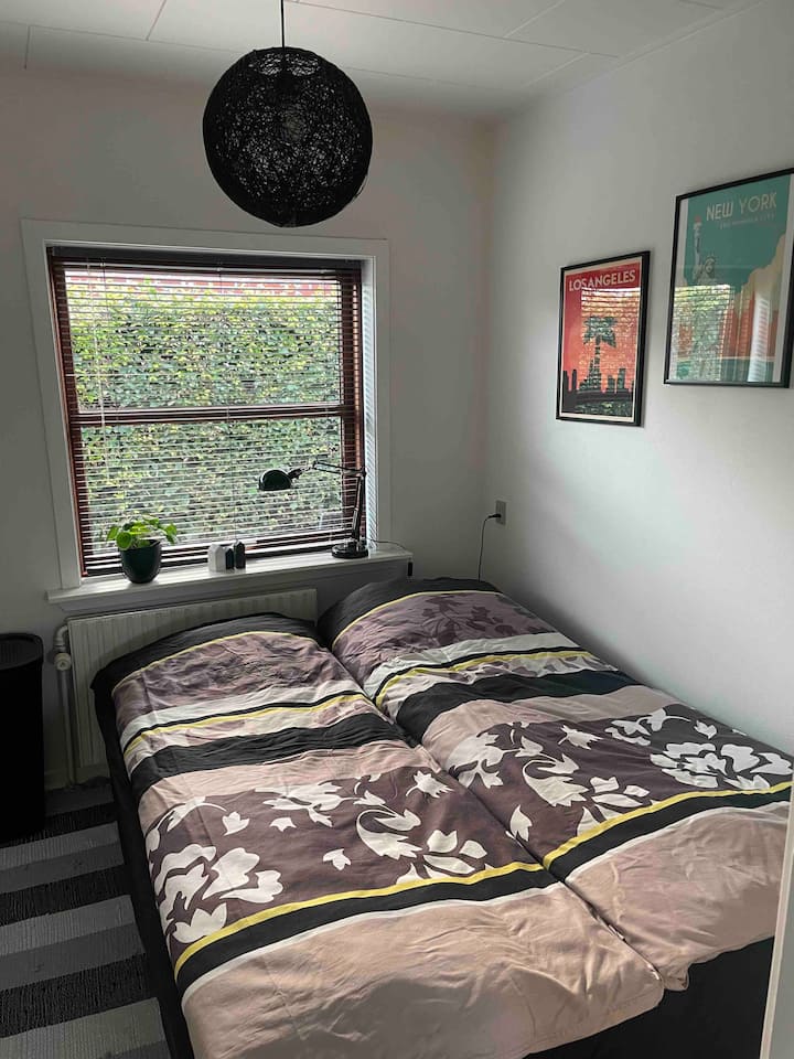 غرفة نوم بسرير مزدوج