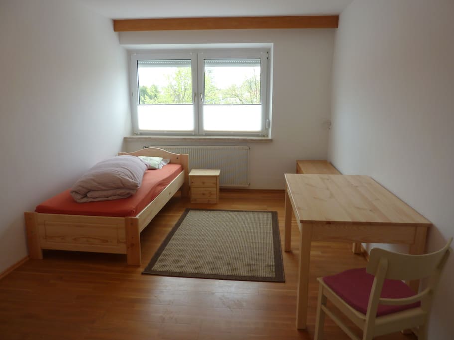 Das Zimmer ist sehr hell und gemütlich