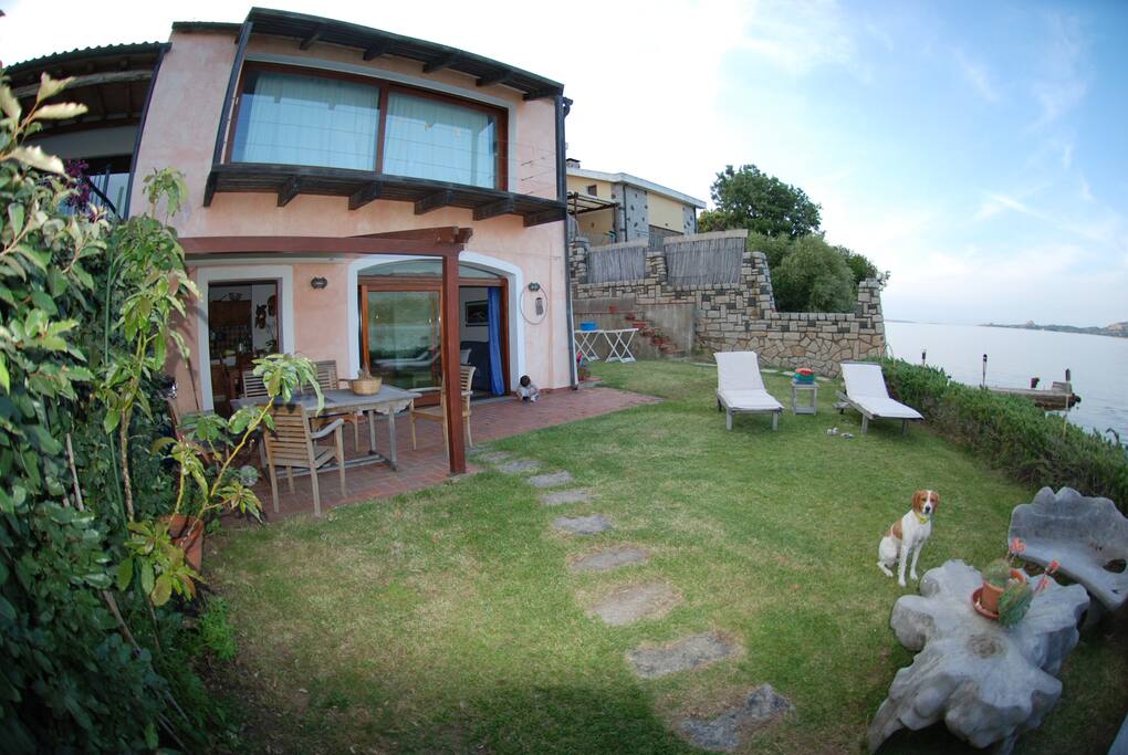 giardino con discesa a mare e zona BBQ