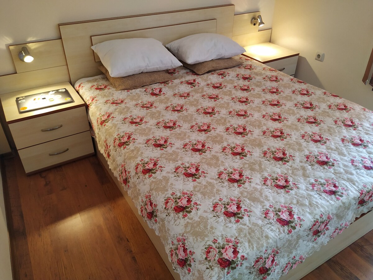 Cómoda cama de matrimonio.