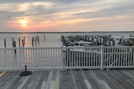 Waterfront condo & spectacular sunset views
