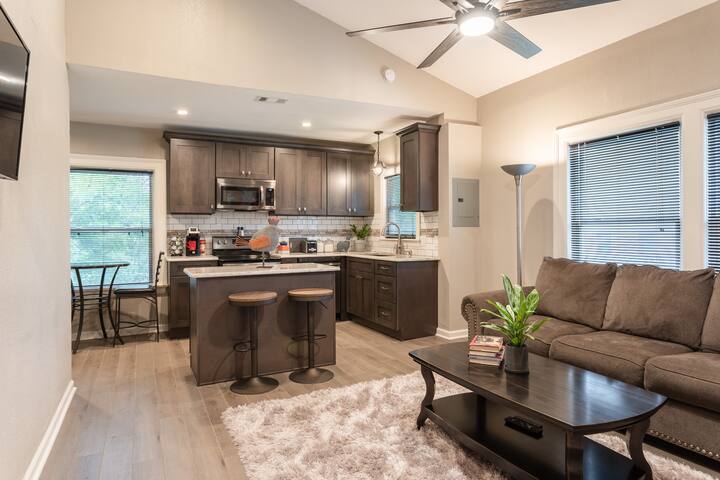 Spacious & Modern Midtown Artsy 3-Bedroom Home