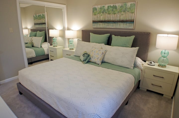 ห้องนอนใหญ่พร้อมที่นอนเมมโมรี่โฟมขนาดคิงไซส์และเครื่องเสียงสำหรับการนอนหลับพักผ่อนอย่างเต็มที่

พื้นไม้เนื้อแข็งใหม่ในห้องนอนสำหรับปี 2024!