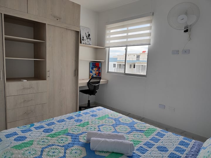 Hlavná miestnosť s ventilátorom a vzdialeným pracovným priestorom.