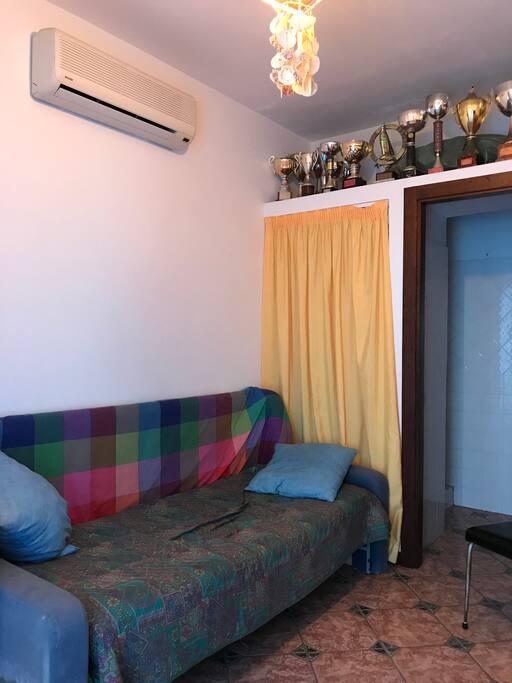 Stanza singola condizionata con bagno annesso