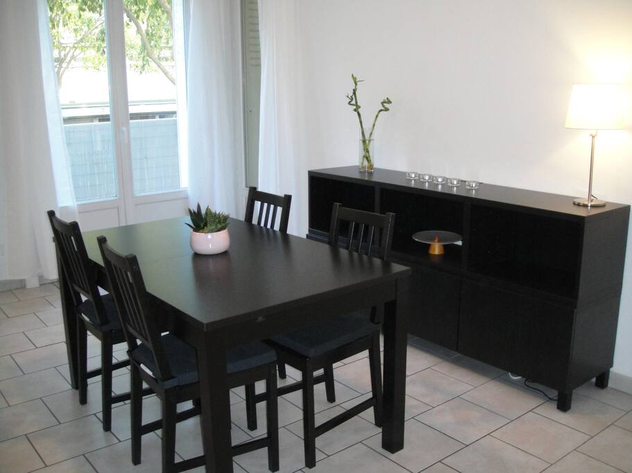 Table à manger 4 à 6 personnes