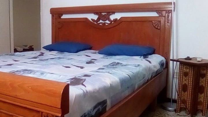 dormitorio1 con acceso al balcón + aire acondicionado+armario