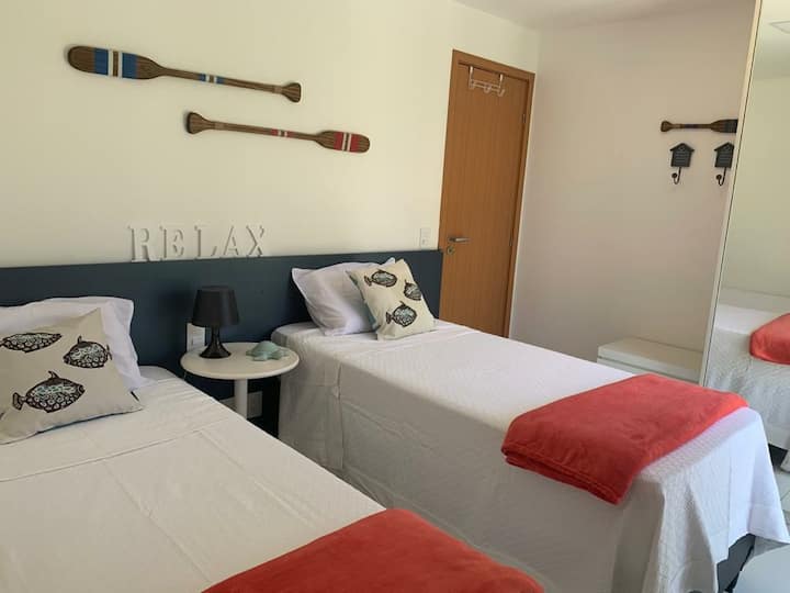 Suite con dos camas individuales, una cama plegable y un armario empotrado