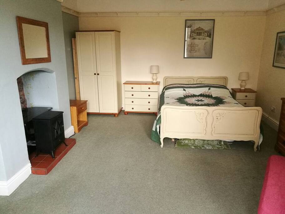 Spacious ground floor room