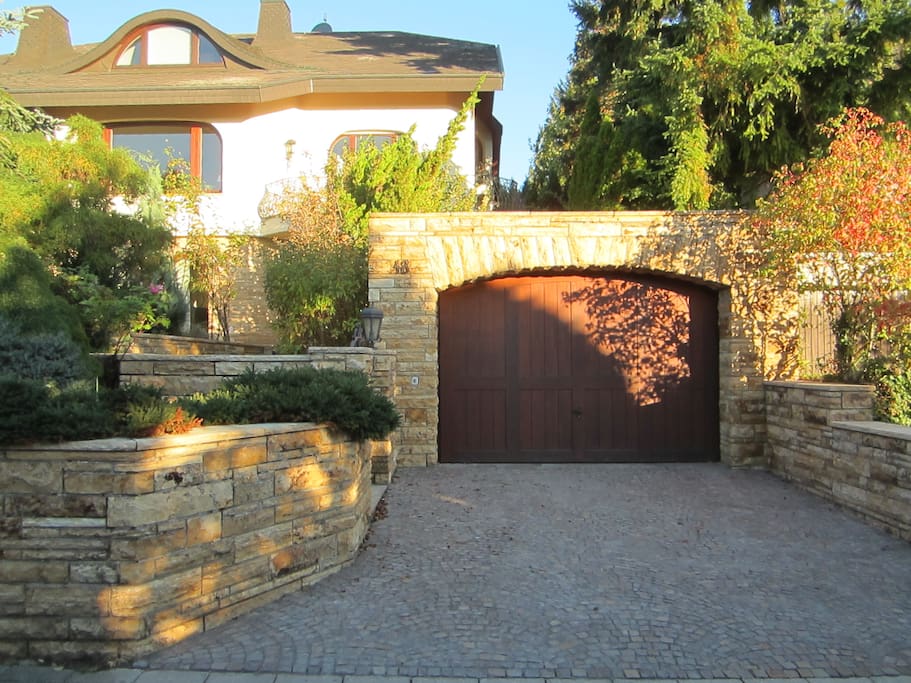Einfahrt und Garage