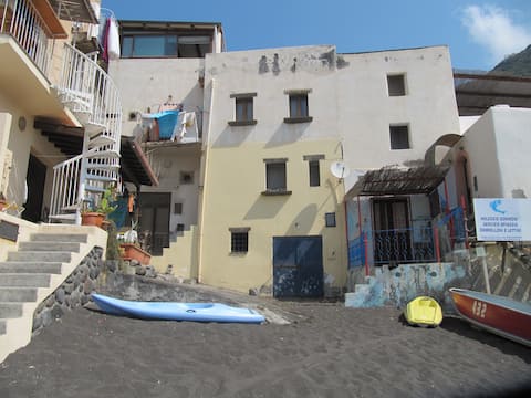 BLUE HOUSE ON RINELLA BEACH