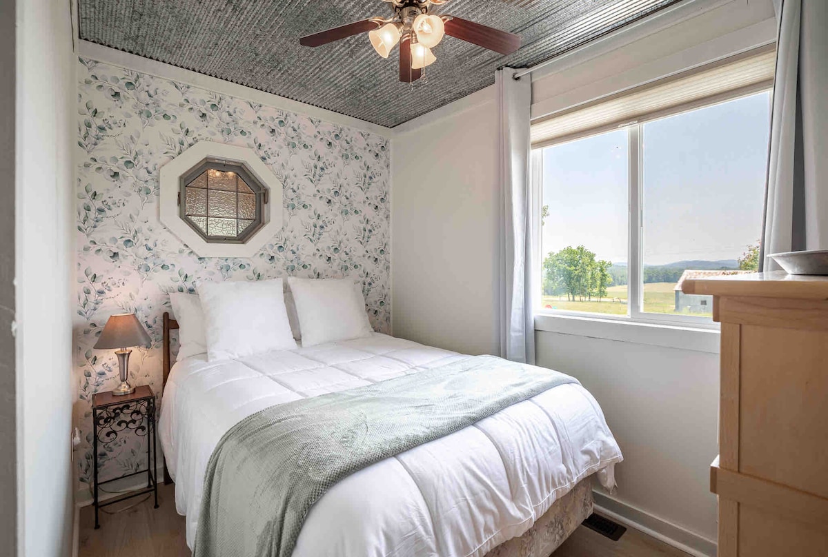 Secondary bedroom with double bed. 