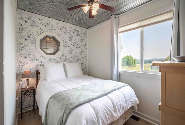 Secondary bedroom with double bed. 