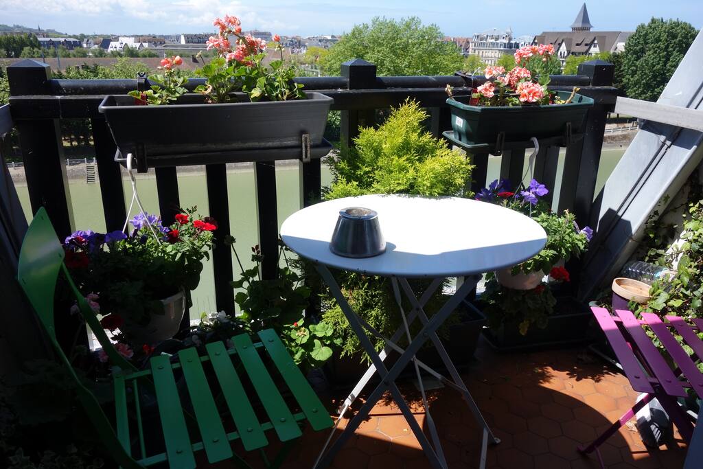 Petite terrasse fleurie au bord de la Touque