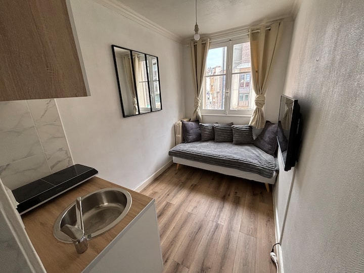 Dnevni prostor s malim jednostrukim krevetom dimenzija 100 x 180