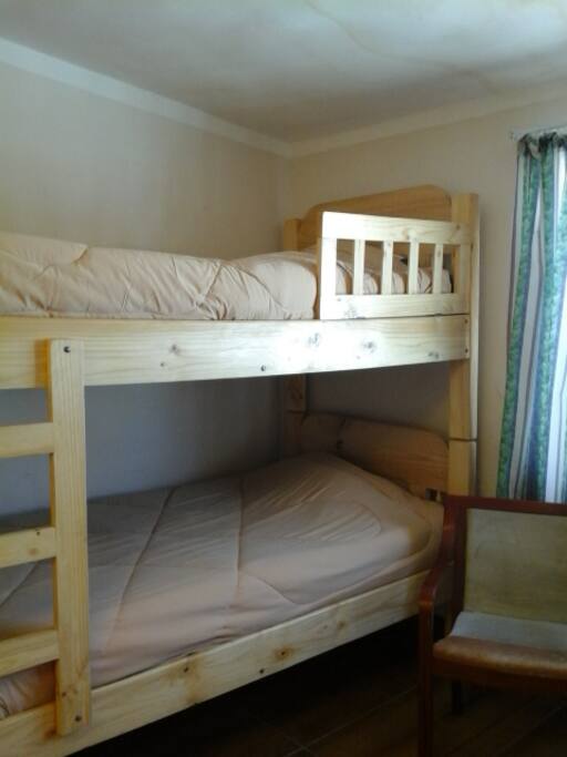 Nuestros cuartos tienen camarotes.
Our room have bunk beds.
Våra rum har våningssängar.