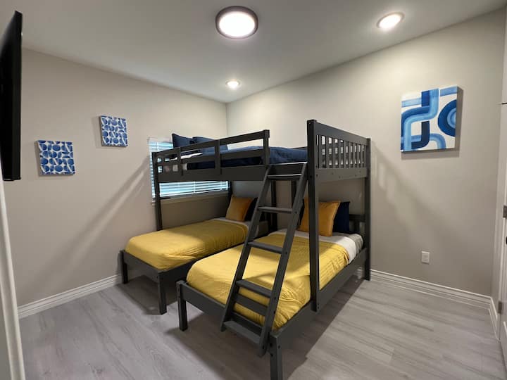 Dhomë me krevat marinari në katin e sipërm ( 2 dyshe, 1 mbretëreshë sipër) 