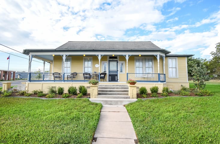 Airbnb Schulenburg Vacation Rentals Places To Stay Texas