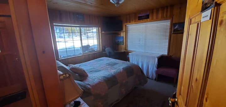 两扇大窗户是这个房间的绝佳特色。 还有一个挂衣服的衣柜、一张小桌子、大电视和DVD播放器。 我们有各种各样的电影供您在房间内观看。