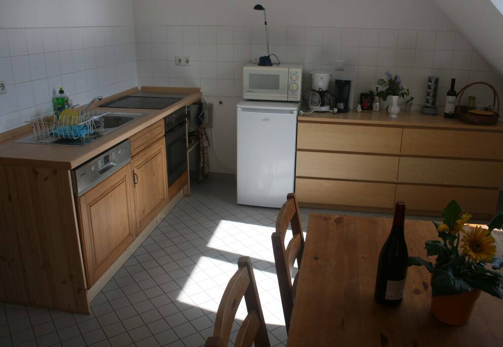 Umfangreiche Küchenausstattung - Kühlschrank, E-Herd, Spülmaschine, Mikrowelle, Kaffeemaschine ...