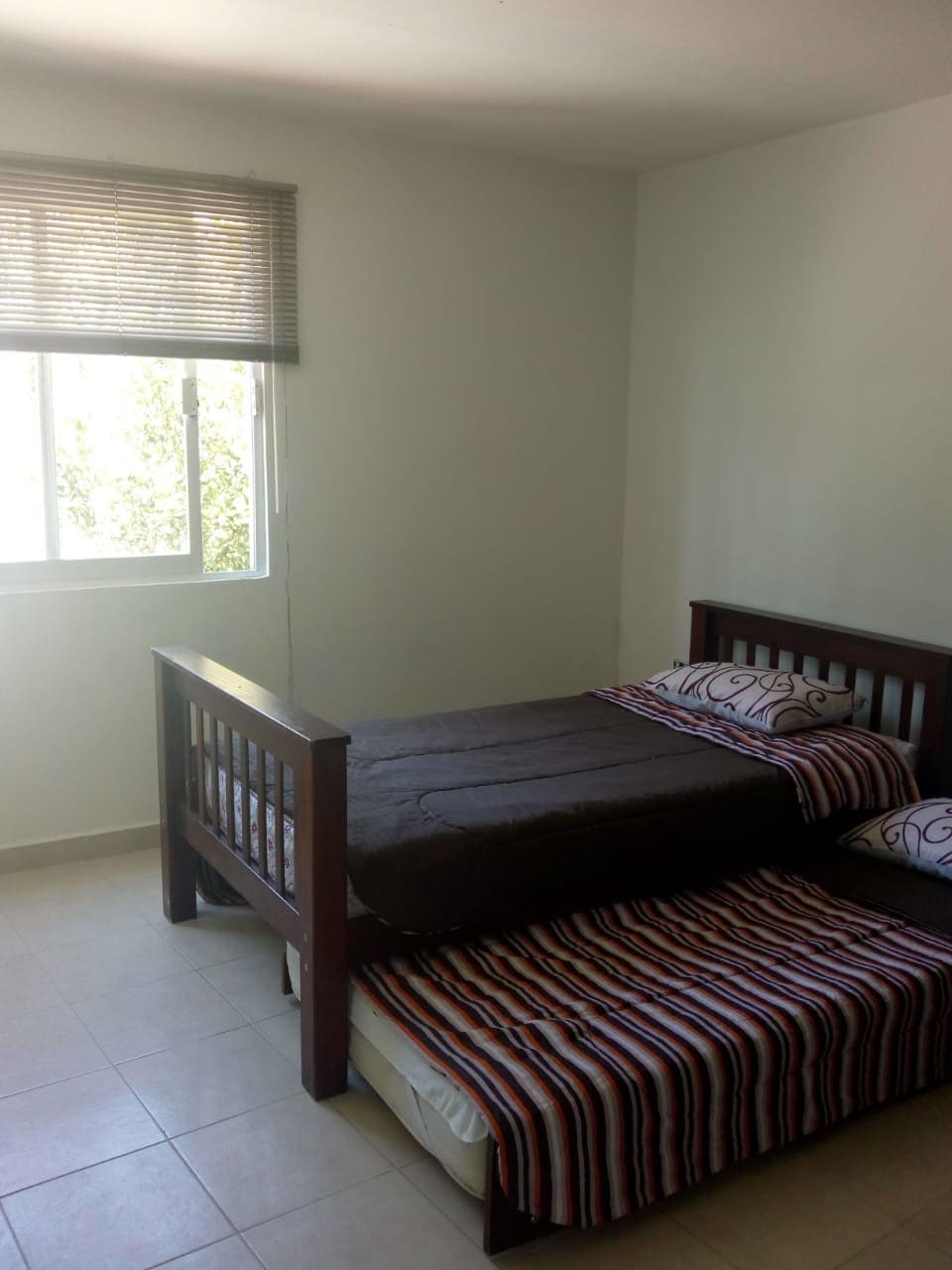 ห้องนอนที่สามพร้อมตู้เสื้อผ้าและวิวสวน