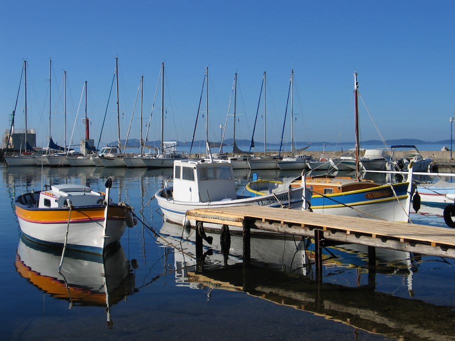 le port et ses pointus à 2 min à pied