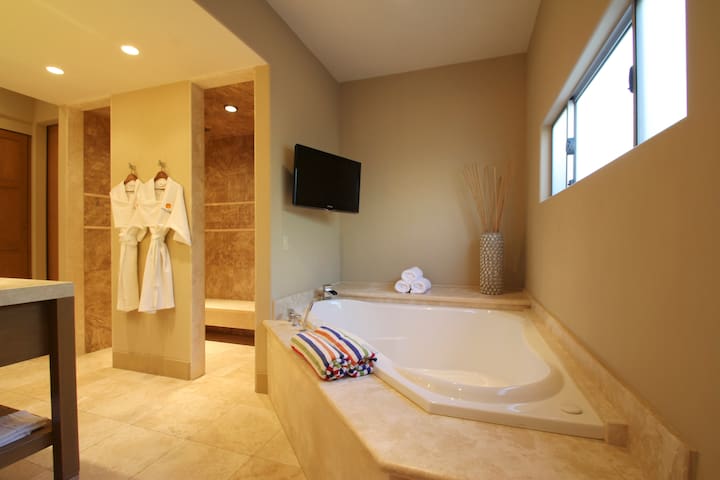 *VIP Suite* Poolside KING In-RoomJacuzzi XL Living