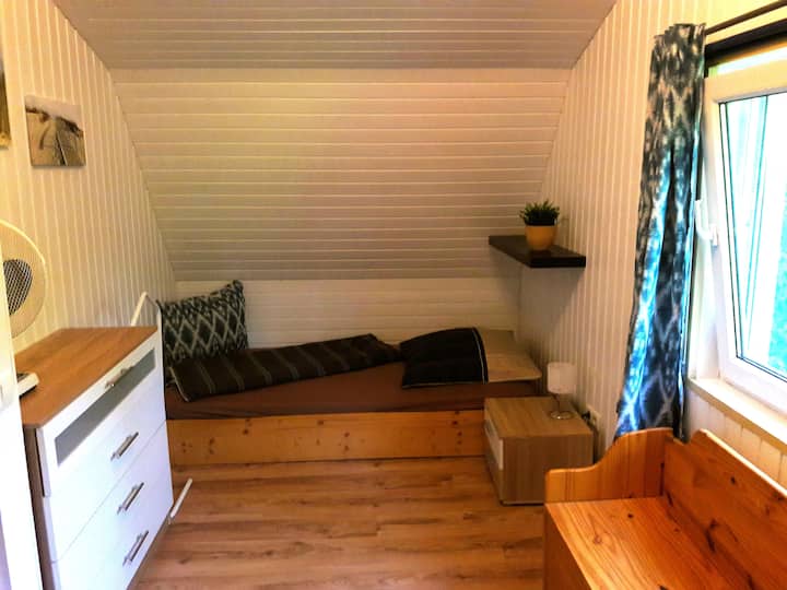 Segundo dormitorio con dos camas de una plaza enfrente (piso superior).