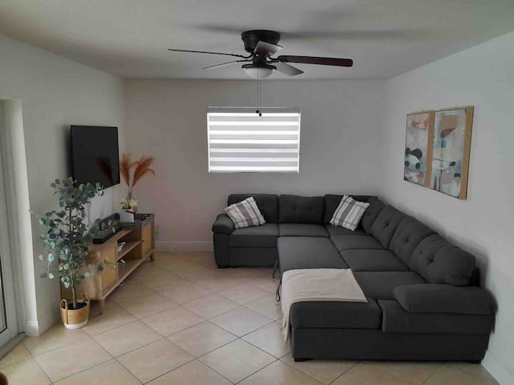 Home Sweet Home Family & Friends Getaway With Pool - Doral, FL