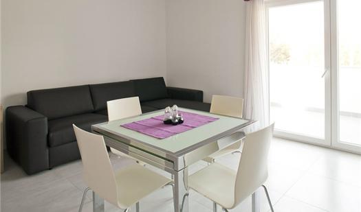 AP-1 
Трпезарија со кујна.