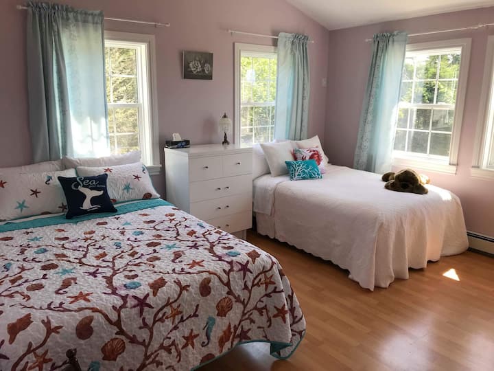 Habitación 3/4 en el último piso de la casa, 1 cama tamaño queen y una cama doble. Vestidor blanco. Hermosa vista del océano desde esta habitación.