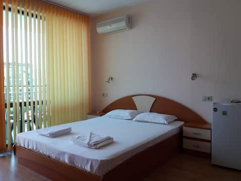 Top performing Airbnb: Studio with a pool view 100m from the beach in Равда