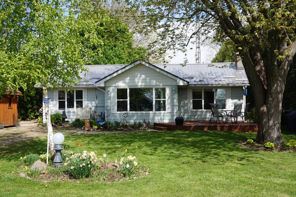 Street view of the cottage , directly opposite the lake.