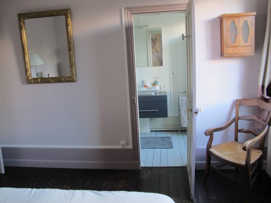 la salle de bain attenante à la chambre