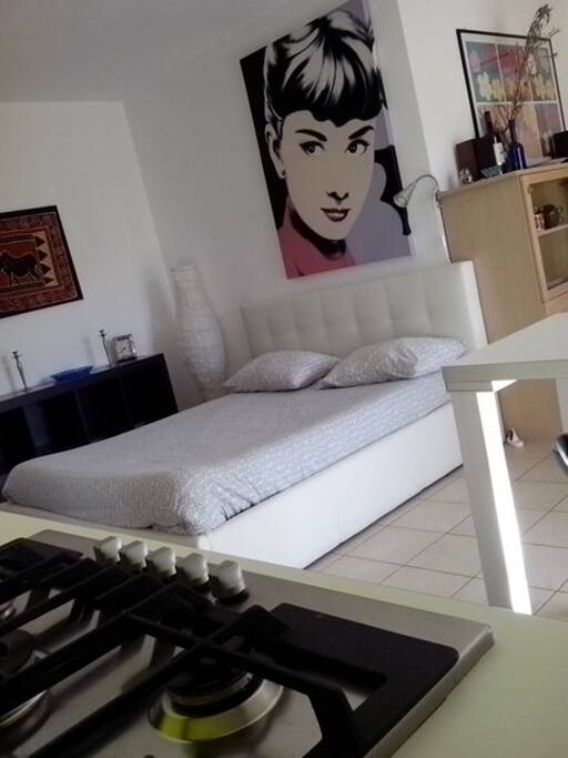 Letto matrimoniale (visto dall'angolo cucina)