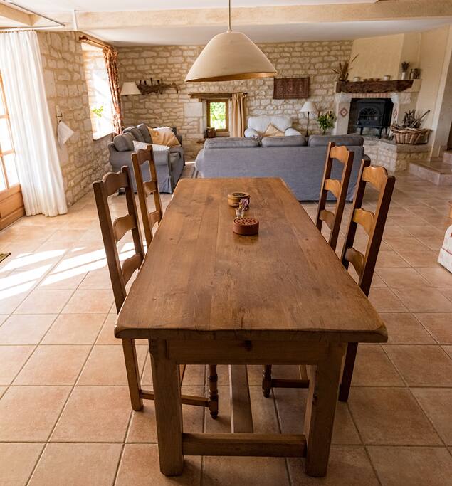 Dining & lounge