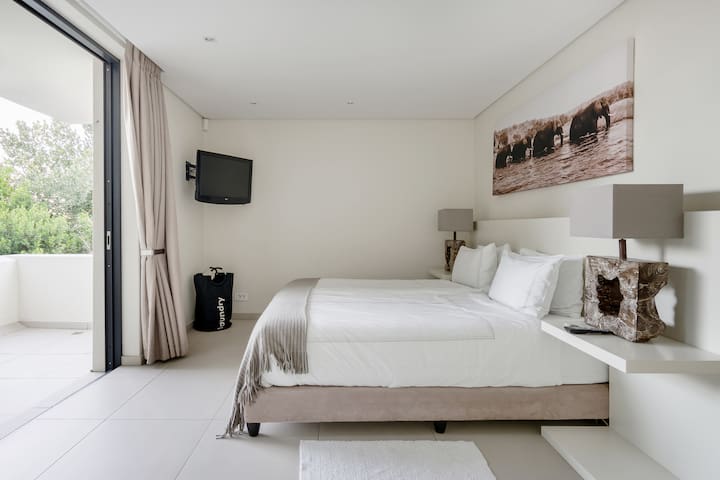 Sleek Apartment with Captivating Mountain Views gallery image 2